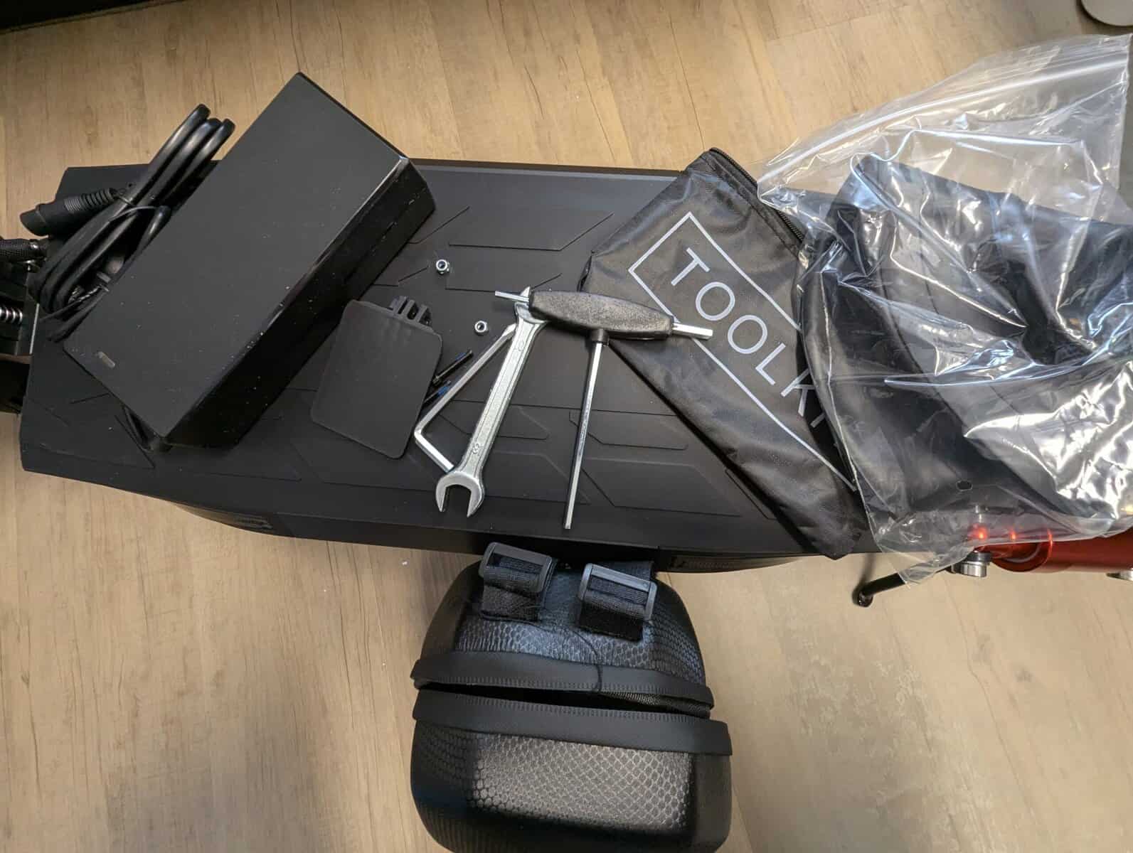 Finbike T4 Lieferumfang mit Ladegerät und Zubehör